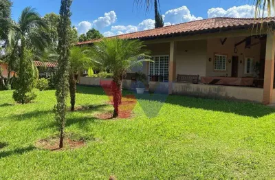 Casa à Venda no Estância Cabral em Londrina com 3 Quartos e Terreno Amplo