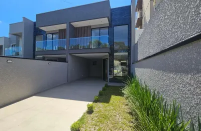 Sobrado com alto padrão de acabamento, 03 quartos, sendo 01 suíte com closet, piscina, em Araucária