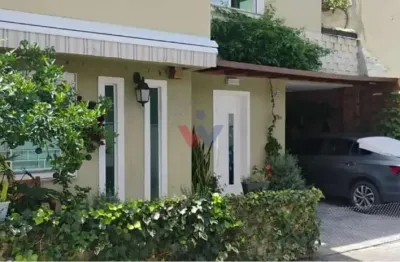 Sobrado 134m  com Suíte, Hidro e Ático no São Lourenço  Condomínio Fechado