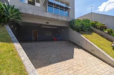 Sobrado Alto Padrão no Campo Comprido com Ático, Jardim e Energia Solar