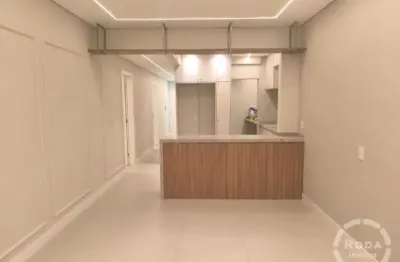 Apartamento totalmente reformado no boqueirão, a apenas 2 quadras da praia.