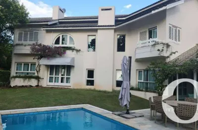 Espetacular casa na melhor esquina do condomínio, mobiliada com extensa área verde