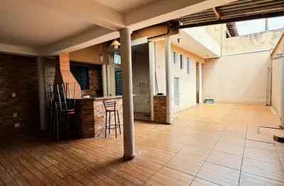 Sobrado no pq. ribeirão: 4 dorms, 3 vagas e área com churrasqueira!