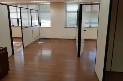 Sala comercial de 53m² com 02 banheiros para locação - centro