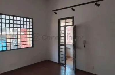 Casa de 70m² com 03 quartos disponível para locação - centro.