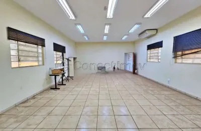 Sala comercial de 112m² com 02 banheiros para locação no bairro jardim jóquei clube