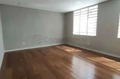 Sala comercial de 40,34m² com 01 banheiro disponível para locação - Centro