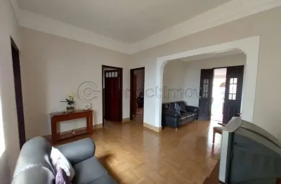 Casa de 220,00 m² 07 quartos e 03 banheiros disponível para locação e venda - centro