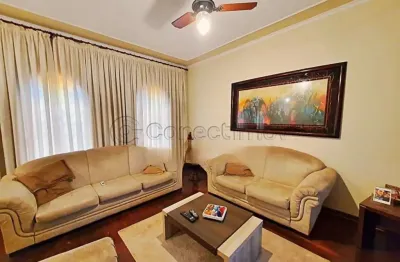 Casa padrão de 300m² com 04 quartos sendo 02 suítes disponível para venda - jardim américa.