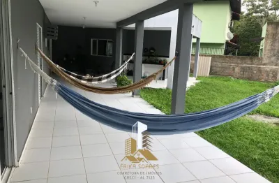 Aqui, os filhos cresceram. foram muitos aniversários, tardes na varanda, domingos de mesa farta, risadas no espaço gourmet e abraços que atravessavam o tempo.