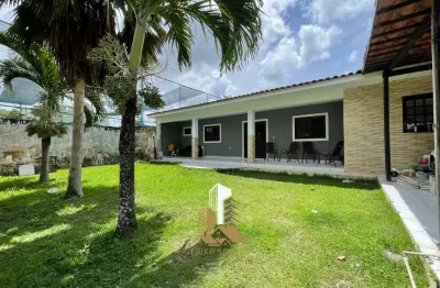 O som do vento balançando as palmeiras, o cheiro de grama molhada e aquele pôr do sol visto da varanda… aqui, cada detalhe te abraça com a sensação de lar.