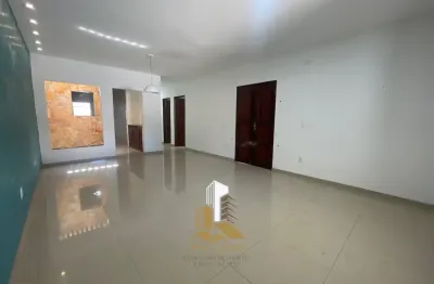 Deixe-me me apresentar. sou uma casa que carrega em cada cômodo o silêncio aconchegante das manhãs e a promessa de dias tranquilos.