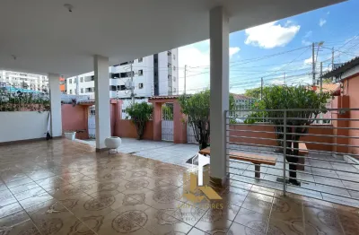 Imagine morar em uma casa espaçosa, com todo o conforto que sua família merece e ainda em um dos bairros mais tranquilos e bem localizados de maceió.