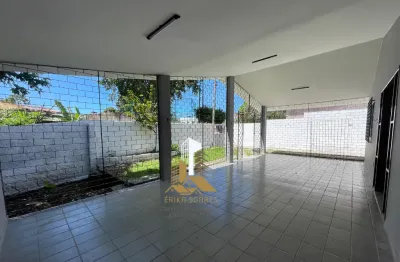 Imagine acordar com o canto dos pássaros, preparar um café fresquinho na varanda e sentir a brisa leve que atravessa o quintal.