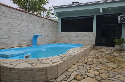 Casa imobiliada com wifi, quartos climatizados e com piscina na praia praia de leste/monções, a apenas 300 metros do mar.