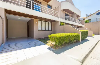 OPORTUNIDADE! Um sobrado com muito espaço em uma localização incrível!