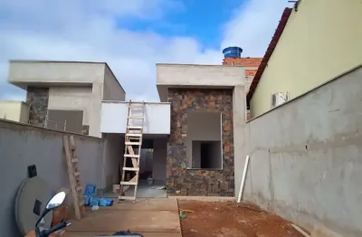 Casa belíssima 3 quartos 1 suíte , sala pé direito alto