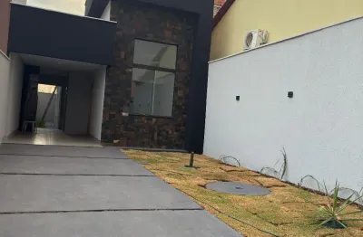 Casa belíssima 3 quartos 1 suíte , sala pé direito alto