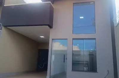 Belíssima casa de 2 quartos  setor marista sul, sendo 2 suítes plenas acabamento premium toda no porcelanato e sala de estar pé direito alto. compre e ganhe 1 tv led 55