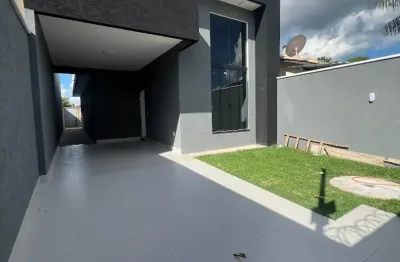 Bellísima casa de 3 quartos sendo um suíte, sala de estar pé direito alto e acabamento alto padrão e área gourmet com churrasqueira