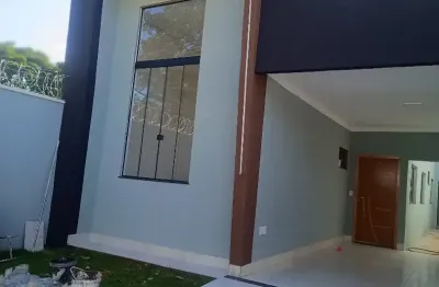 Linda casa de 3 quartos sendo 1 suíte c/ pé direito alto ampla e moderna , comodidade e localização privilegiada e perto de tudo,  preço competitivo e justo
