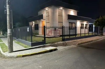 Casa plana com 3 suítes, semi mobiliada,  garagem para 4 carros, piscina