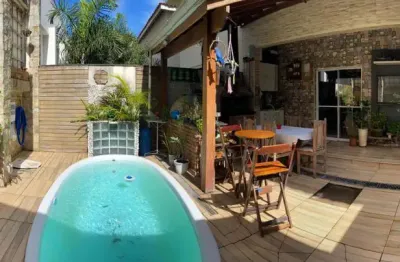 Casa com três dormitórios e dias vagas de garagem em condomínio granja viana cotia para venda