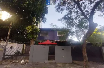 Casa com terreno amplo de 500m² para moradia ou investimento em uma excelente localização