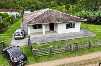 Casa impecável de 130m² em águas mornas: conforto, acesso fácil e natureza em terreno de 1.400m²