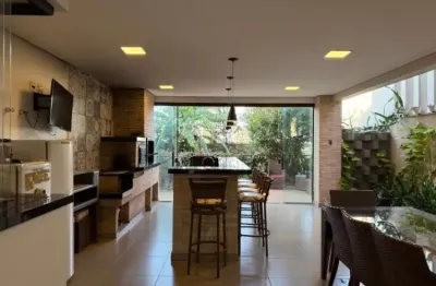 Sobrado com 3 dormitórios no piso superior e escritório reversível para suíte, no térreo.