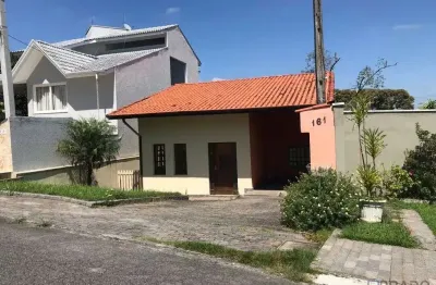 Casa térrea no condomínio aruã, tem três dormitórios sendo um com suíte e dois com varandas para os fundos, cozinha, lavanderia, sala de jantar, sala de estar, banheiro, garagem coberta para um veícul