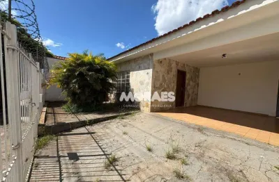 Casa com 3 quartos, 1 suíte, 2 vagas para alugar, 250 m² por R$ 2.700/mês - Jardim Panorama - Bauru/SP