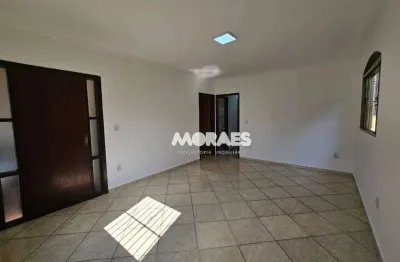 Casa com 3 quartos, 1 suíte, 2 vagas para alugar, 400 m² por R$ 2.650/mês - Jardim Jussara - Bauru/SP