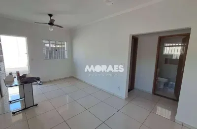 Casa com 2 quartos, 1 suíte, 4 vagas,  a/c 60 m², para alugar por R$ 2.000/mês ou vender por R$ 260.000 - Núcleo Habitacional Mary Dota - Bauru/SP