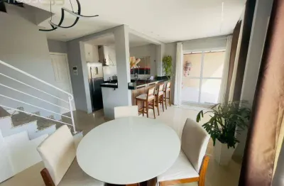 Sobrado com 2 quartos no bairro Xaxim - Em Condomínio Fechado