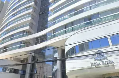 Lindo apartamento de 03  quartos, frente, na quadra do mar em itapuã com varanda e lazer completo!