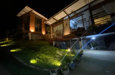 Casa contemporânea com cachoeira privativa em vargem grande
