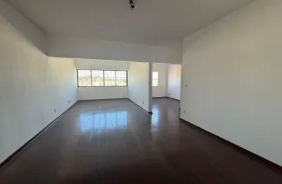 Apartamento com 2 quartos para alugar na Praça Doutor Monteiro, 94, Centro, Taubaté