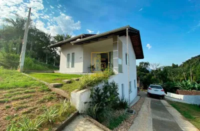 Casa de 2 pavimentos e com amplo quintal no bairro das capitais em timbó