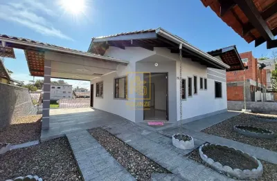 Casa com suíte e amplo quintal no bairro dos estados