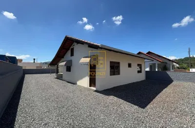 Casa com amplo espaço externo e depósito no bairro padre martinho stein