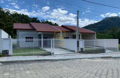 Casa com 2 dormitórios e área de festa em rio dos cedros