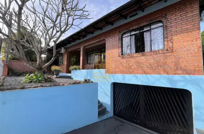 Casa bem localizada no bairro das capitais em timbó