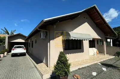 Conforto e lazer em um só lugar: casa com cozinha sob medida e espaço para piscina
