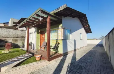Casa aconchegante com móveis sob medida e amplo quintal