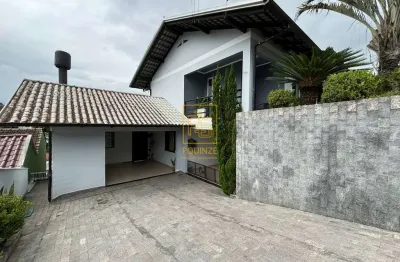 Casa de dois pavimentos e com amplo terreno em região privilegiada