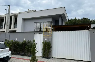 Casa molibilia em  balneário piçarras poucos metros da praia.