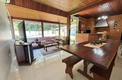 Sítio semi mobiliado com infraestrutura completa e área de lazer