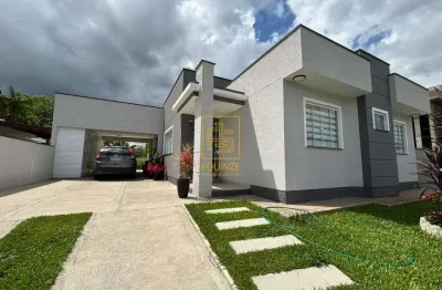 Casa semimobiliada com piscina no bairro das Capitais em Timbó