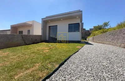 Casa com quintal e passagem lateral no bairro Araponguinhas